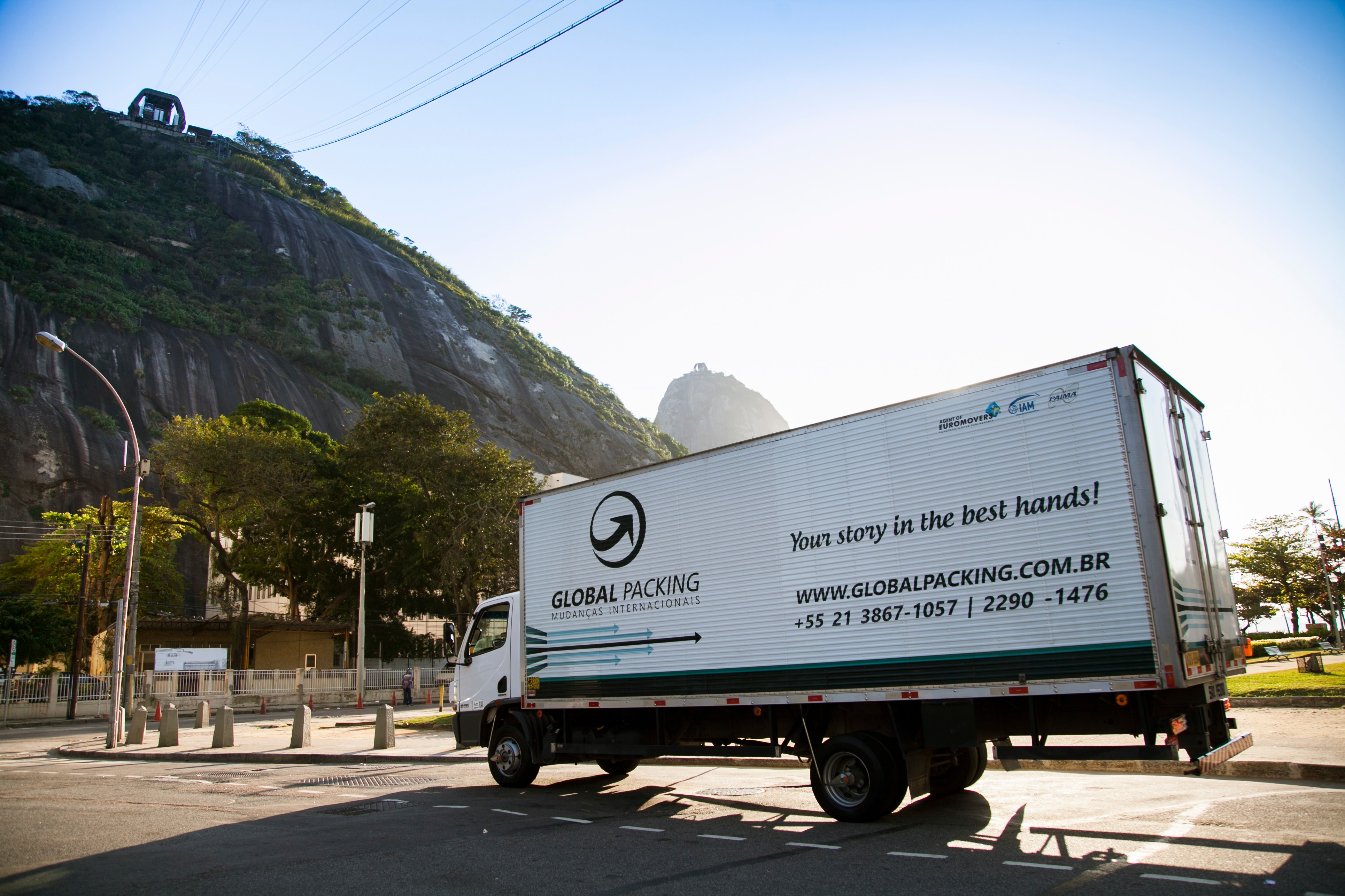 Caminhão da Global Packing realizando mudança internacional